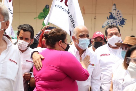 Los candidatos a la alcaldía de Xalapa, y diputación federal por Xalapa, Ricardo Ahued y Rafael Hernández Villalpando, recorrieron el merado Jáuregui al conmemorarse un año más de su apertura, presentando sus propuestas a locatarios y consumidores.  