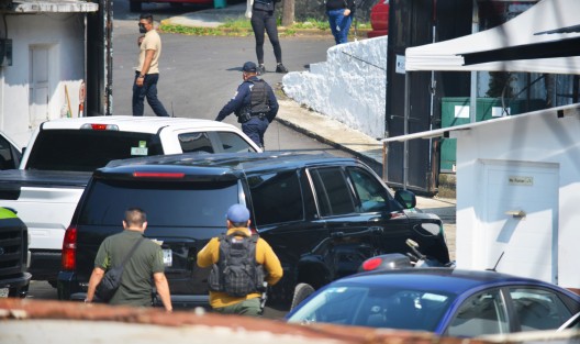 Gran expectativa despertó entre empleados y usuarios de las oficinas de tránsito la visita relámpago que realizó el secretario de Seguridad Pública, Hugo Gutiérrez Maldonado, que al decir de algunos empleados fue a supervisar las oficinas de Transporte Público.