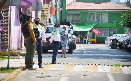 Gran expectativa despertó entre empleados y usuarios de las oficinas de tránsito la visita relámpago que realizó el secretario de Seguridad Pública, Hugo Gutiérrez Maldonado, que al decir de algunos empleados fue a supervisar las oficinas de Transporte Público.