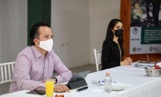 Desde la COESCONPAZ estamos apoyando la logística de seguridad y transporte de las vacunas, dentro del esquema de las Brigadas Correcaminos, particularmente hoy que toca a ciudades grandes con un nuevo sector de población cuyas edades son de 50 a 59 años cumplidos, además de atender todos los demás temas, informó en Facebook el Gobernador Cuitláhuac García. 