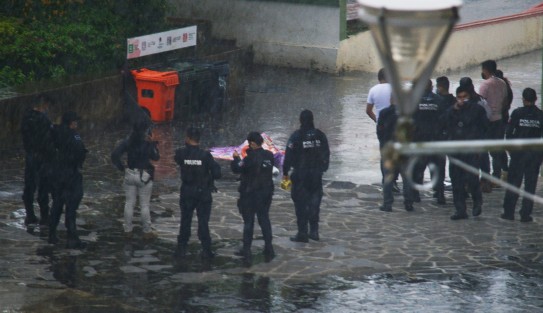 Un hombre de aproximadamente 50 años perdió la vida luego de arrojarse del  puente Xallitic, en el centro de Xalapa. Paramédicos de la SSP nada pudieron hacer debido a la gravedad de las lesiones. Personal de la iscalía acudió a levantar el cuerpo del hoy occiso.
