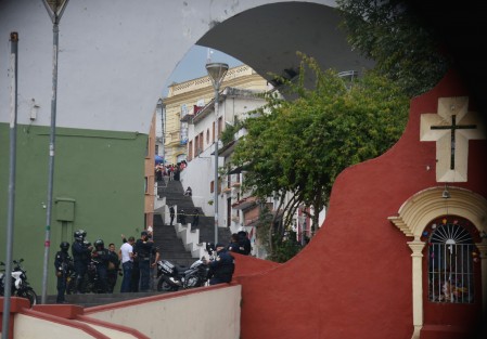 Un hombre de aproximadamente 50 años perdió la vida luego de arrojarse del  puente Xallitic, en el centro de Xalapa. Paramédicos de la SSP nada pudieron hacer debido a la gravedad de las lesiones. Personal de la iscalía acudió a levantar el cuerpo del hoy occiso.