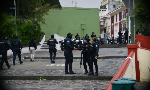 Un hombre de aproximadamente 50 años perdió la vida luego de arrojarse del  puente Xallitic, en el centro de Xalapa.  Paramédicos de la SSP nada pudieron hacer debido a la gravedad de las lesiones. Personal de la Fiscalía acudió a recoger el cuerpo del hoy occiso.