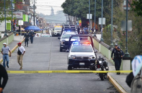 Un hombre de aproximadamente 50 años perdió la vida luego de arrojarse del  puente Xallitic, en el centro de Xalapa.  Paramédicos de la SSP nada pudieron hacer debido a la gravedad de las lesiones. Personal de la Fiscalía acudió a recoger el cuerpo del hoy occiso.