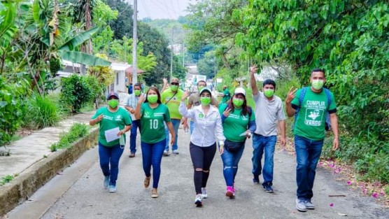 La candidata a la alcaldía de Teocelo por el PVEM, Mara Chama VIlla,  recorrió la comunidad Independencia, visitando casa por casa,en donde encontró a grandes amigos, quienes le expresaron su apoyo y confianza. 
