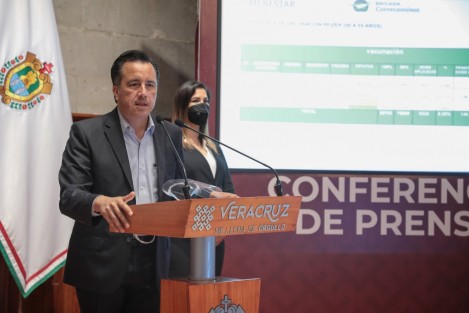 Después de abarcar al 99.1 por ciento del personal educativo con la vacuna anti-COVID-19 y diseñar diversos protocolos de seguridad, este 24 de mayo podrían iniciar clases presenciales los planteles cuyas comunidades escolares así lo decidan, informó el gobernador Cuitláhuac García Jiménez.
