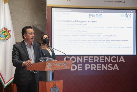 El retorno obedecerá a la estrategia de las Tres V: vacunación, semáforo verde y regreso voluntario; una vez cumplidas las etapas de entrega de insumos y manuales, capacitación al personal, limpieza de espacios, logística, implementación del proceso y seguimiento de los reportes por plantel para la toma de decisiones. 