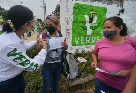 La candidata a la alcaldía de Teocelo Mara Chama Villa recorrió la Comunidad de Monte Blanco se percibe la calidez de su gente; se siente ese orgullo por la elaboración de muebles y artesanías de bambú; ya se distinguen los talleres familiares donde se corta y se da el tratamiento adecuado a esta materia prima con la que se ha bendecido esta tierra. 