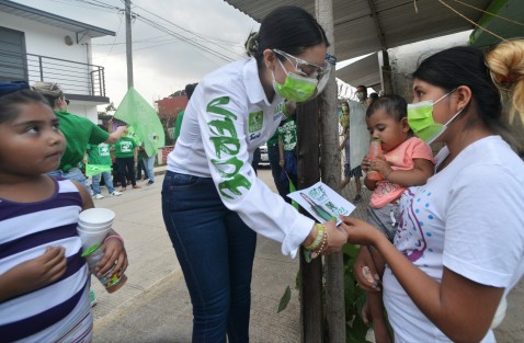 La candidata a la alcaldía de Teocelo Mara Chama Villa recorrió la Comunidad de Monte Blanco se percibe la calidez de su gente; se siente ese orgullo por la elaboración de muebles y artesanías de bambú; ya se distinguen los talleres familiares donde se corta y se da el tratamiento adecuado a esta materia prima con la que se ha bendecido esta tierra. 