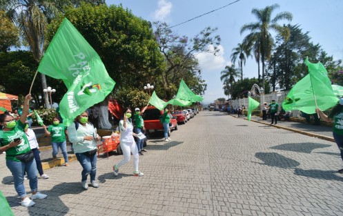 La candidata del Partido Verde Ecologista a la alcaldía de Teocelo, Mara Chama Villa, recorrió varias calles del centro de ese municipio, así como el mercadito de los domingos. 