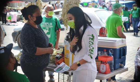 La candidata del Partido Verde Ecologista a la alcaldía de Teocelo, Mara Chama Villa, recorrió varias calles del centro de ese municipio, así como el mercadito de los domingos. 