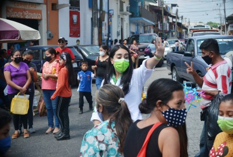 La candidata del Partido Verde Ecologista a la alcaldía de Teocelo, Mara Chama Villa, recorrió varias calles del centro de ese municipio, así como el mercadito de los domingos. 