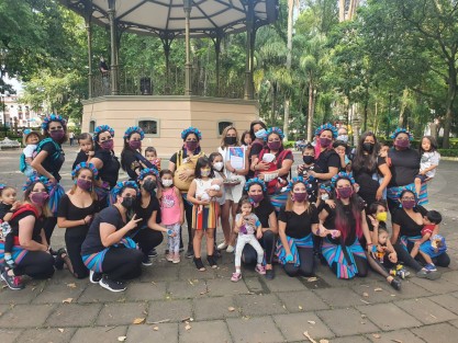A invitación expresa de las integrantes de Tribu Corazón y Son del Corazón, Danza con bebé, Mariana Yorio López, esposa del candidato de la coalición Va por México a la diputación federal por Xalapa, acudió al parque de Los Berros al evento 