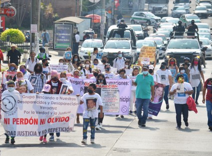 Colectivos de búsqueda de personas desaparecidas conformado por madres y familiares marcharon desde el panteón Palo Verde, monumento a la madre y Plaza Lerdo  para exigir a la Fiscalía y al Gobierno del Estado, no cese en la búsqueda de los desaparecidos.