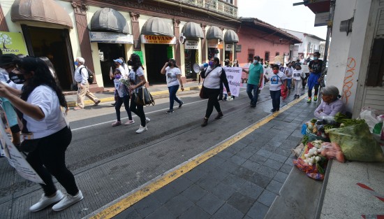 Colectivos de búsqueda de personas desaparecidas conformado por madres y familiares marcharon desde el panteón Palo Verde, monumento a la madre y Plaza Lerdo  para exigir a la Fiscalía y al Gobierno del Estado, no cese en la búsqueda de los desaparecidos.