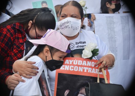 Colectivos de búsqueda de personas desaparecidas conformado por madres y familiares marcharon desde el panteón Palo Verde, monumento a la madre y Plaza Lerdo  para exigir a la Fiscalía y al Gobierno del Estado, no cese en la búsqueda de los desaparecidos.