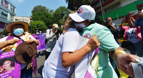Colectivos de búsqueda de personas desaparecidas conformado por madres y familiares marcharon desde el panteón Palo Verde, monumento a la madre y Plaza Lerdo  para exigir a la Fiscalía y al Gobierno del Estado, no cese en la búsqueda de los desaparecidos.