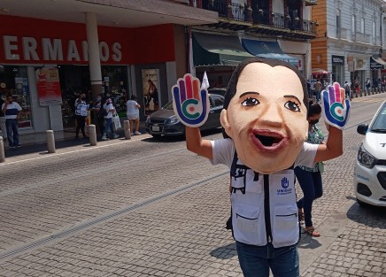 Cinthya Lobato, candidata de Unidad Ciudadana a la alcaldía de Xalapa, este Día de las Madres, regaló macetas a las madres que circulaban por la calle de Enríquez; lo malo fue que sin sana distancia o medidas de sanidad como lo están haciendo muchos candidatos.