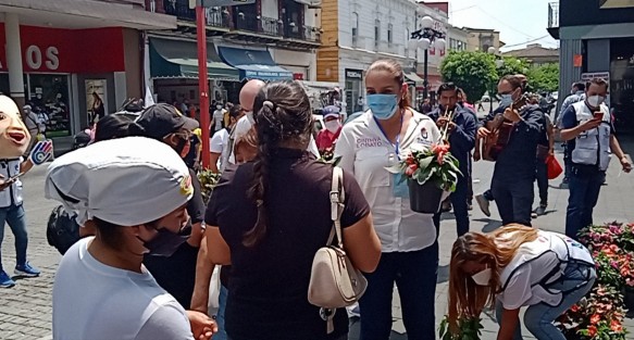 Cinthya Lobato, candidata de Unidad Ciudadana a la alcaldía de Xalapa, este Día de las Madres, regaló macetas a las madres que circulaban por la calle de Enríquez; lo malo fue que sin sana distancia o medidas de sanidad como lo están haciendo muchos candidatos.