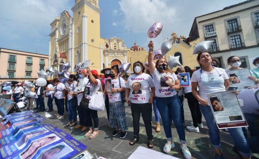 Colectivos de búsqueda de personas desaparecidas conformado por madres y familiares marcharon desde el panteón Palo Verde, monumento a la madre y Plaza Lerdo para exigir a la Fiscalía y al Gobierno del Estado, no cese en la búsqueda de los desaparecidos.