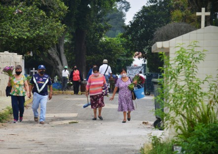 A diferencia del año pasado, cuando la pandemia estaba en su punto máximo, hoy, florerías, restaurantes, panteones y demás sitios, se observan con más flujo de personas. Ojalá esta vez la curva de contagios de verdad esté domada para bien de todos.  
