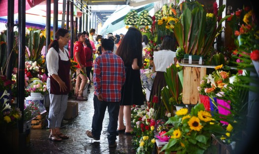A diferencia del año pasado, cuando la pandemia estaba en su punto máximo, hoy, florerías, restaurantes, panteones y demás sitios, se observan con más flujo de personas. Ojalá esta vez la curva de contagios de verdad esté domada para bien de todos.  