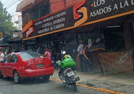 A diferencia del año pasado, cuando la pandemia estaba en su punto máximo, hoy, florerías, restaurantes, panteones y demás sitios, se observan con más flujo de personas. Ojalá esta vez la curva de contagios de verdad esté domada para bien de todos.  