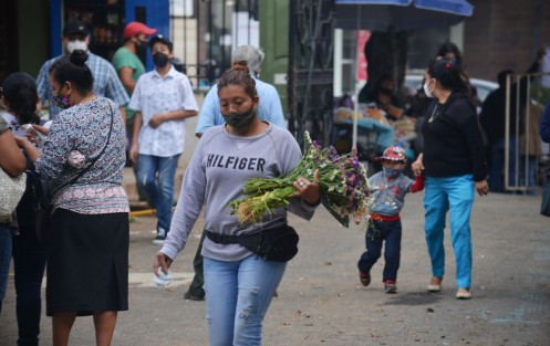 A diferencia del año pasado, cuando la pandemia estaba en su punto máximo, hoy, florerías, restaurantes, panteones y demás sitios, se observan con más flujo de personas. Ojalá esta vez la curva de contagios de verdad esté domada para bien de todos.  