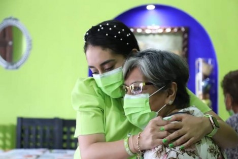 A través de redes sociales, la candidata a la alcaldía de Teocelo, Mara Chama, expresó: A todas las mamás en su día ¡Muchas Felicidades! mi profunda admiración y sobre todo mi compromiso para trabajar por ustedes y sus familias. Nuestro respeto y agradecimiento por su cariño incondicional, sin ustedes, nada sería posible. ¡Gracias por las atenciones a mis queridas abuelitas! Gocen de un excelente #DiaDeLasMadres. #Teocelo.