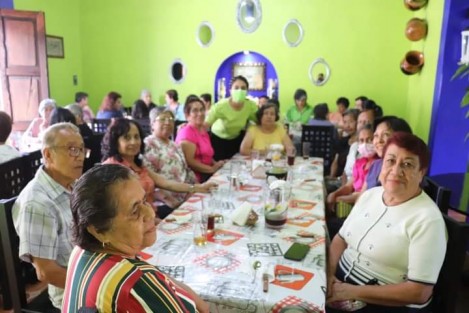 A través de redes sociales, la candidata a la alcaldía de Teocelo, Mara Chama, expresó: A todas las mamás en su día ¡Muchas Felicidades! mi profunda admiración y sobre todo mi compromiso para trabajar por ustedes y sus familias. Nuestro respeto y agradecimiento por su cariño incondicional, sin ustedes, nada sería posible. ¡Gracias por las atenciones a mis queridas abuelitas! Gocen de un excelente #DiaDeLasMadres. #Teocelo.