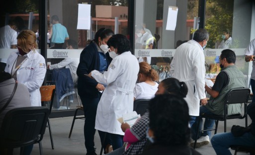 Inició la vacunación contra COVID-19 a adultos mayores de 50 años.  Los módulos, aunque son menos que los instalados para los mayores de 60, se vieron con menor afluencia.
