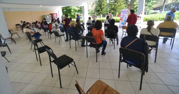 Inició la vacunación contra COVID-19 a adultos mayores de 50 años.  Los módulos, aunque son menos que los instalados para los mayores de 60, se vieron con menor afluencia.