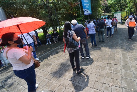 Aspectos del proceso de vacunación en el Nido del Halcón, este martes. 