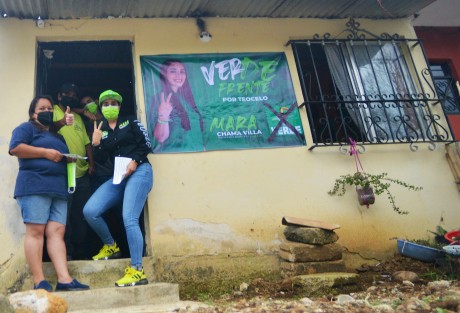 En su octavo día de campaña, la candidata a la alcaldía de Teocelo, Ver. Mara Chama Villa, recorrió la comunidad de Monte Blanco, para escuchar a sus habitantes e invitarlos a su proyecto para continuar formando un mejor municipio. 