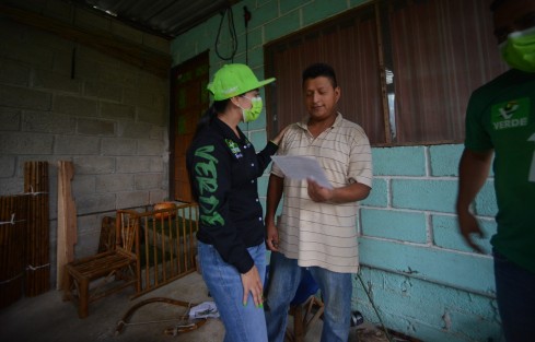 En su octavo día de campaña, la candidata a la alcaldía de Teocelo, Ver. Mara Chama Villa, recorrió la comunidad de Monte Blanco, para escuchar a sus habitantes e invitarlos a su proyecto para continuar formando un mejor municipio. 