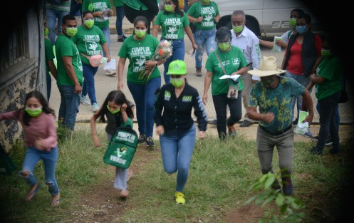 En su octavo día de campaña, la candidata a la alcaldía de Teocelo, Ver. Mara Chama Villa, recorrió la comunidad de Monte Blanco, para escuchar a sus habitantes e invitarlos a su proyecto para continuar formando un mejor municipio. 