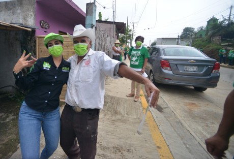 En su octavo día de campaña, la candidata a la alcaldía de Teocelo, Ver. Mara Chama Villa, recorrió la comunidad de Monte Blanco, para escuchar a sus habitantes e invitarlos a su proyecto para continuar formando un mejor municipio. 