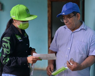 En su octavo día de campaña, la candidata a la alcaldía de Teocelo, Ver. Mara Chama Villa, recorrió la comunidad de Monte Blanco, para escuchar a sus habitantes e invitarlos a su proyecto para continuar formando un mejor municipio. 