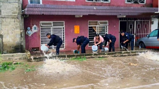 El Gobernador Cuitláhuac García, informó a través de redes sociales que ya están coordinando los esfuerzos con el municipio de Xalapa para atender las diferentes afectaciones por la intensa lluvia que cayó  esta tarde.  