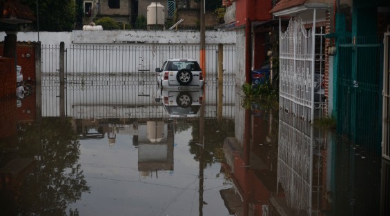 Un fuerte aguacero azotó la tarde de este miércoles a la capital del estado, dejando como saldo autos y viviendas de cientos de familias, afectadas, en las colonia : Revolución, Lagunilla y Rafael Hernández Ochoa, entre otras.