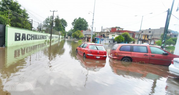 Un fuerte aguacero azotó la tarde de este miércoles a la capital del estado, dejando como saldo autos y viviendas de cientos de familias, afectadas, en las colonia : Revolución, Lagunilla y Rafael Hernández Ochoa, entre otras.