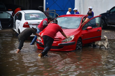 Un fuerte aguacero azotó la tarde de este miércoles a la capital del estado, dejando como saldo autos y viviendas de cientos de familias, afectadas, en las colonia : Revolución, Lagunilla y Rafael Hernández Ochoa, entre otras. 