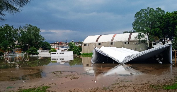 El módulo de vacunación anti COVID instalado en La Lagunilla, resultó afectado debido a la tormenta de este miércoles, por lo que autoridades informaron que las personas a quienes correspondía acudir a esa sede, podrán hacerlo sin problema, en los módulos de la Normal Veracruzana y Secundaria General No.4, durante los días restantes de esta etapa de vacunación. 