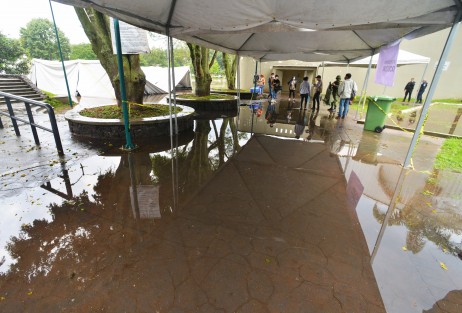 El módulo de vacunación anti COVID instalado en La Lagunilla, resultó afectado debido a la tormenta de este miércoles, por lo que autoridades informaron que las personas a quienes correspondía acudir a esa sede, podrán hacerlo sin problema, en los módulos de la Normal Veracruzana y Secundaria General No.4, durante los días restantes de esta etapa de vacunación. 