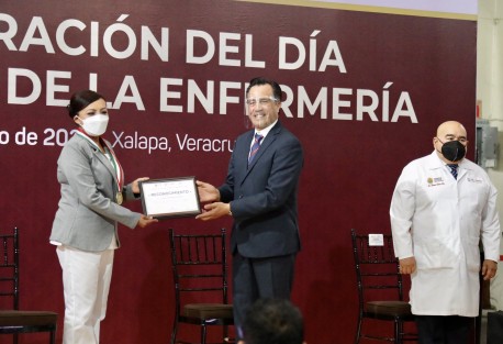  Como una distinción al trabajo histórico de enfermeras y enfermeros, en favor de la salud de las familias veracruzanas, el gobernador Cuitláhuac García Jiménez entregó la Medalla <em>Enfermera y Partera Teresa Rodríguez Alonso</em> a Sandra Vásquez Hernández por su dedicación, entrega y profesionalismo.  