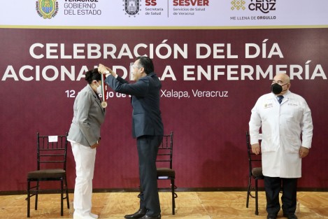 La galardonada con el Mérito de Enfermería, Sandra Vázquez Hernández, manifestó que la pandemia por COVID-19 nos ha lacerado, nos ha dolido, nos ha arrebatado profesionales de la disciplina que desempeñaron una ardua labor. Ha sido un impacto mayúsculo e irreparable.