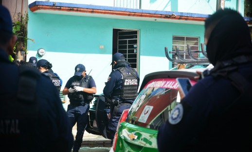 Un hombre de entre 30 y 40 años se habría suicidado en su domicilio de la calle Juan Malpica, colonia Rubén Pabello, una zona donde precisamente ayer sufrieron de severas inundaciones. Elementos de la SSP acordonaron el lugar en espera de personal de la fiscalía para realizar los peritajes correspondientes.