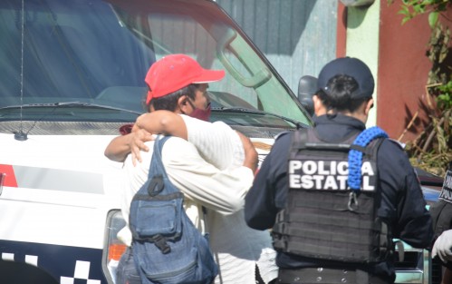 Un hombre de entre 30 y 40 años se habría suicidado en su domicilio de la calle Juan Malpica, colonia Rubén Pabello, una zona donde precisamente ayer sufrieron de severas inundaciones. Elementos de la SSP acordonaron el lugar en espera de personal de la fiscalía para realizar los peritajes correspondientes.