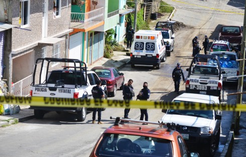 Un hombre de entre 30 y 40 años se habría suicidado en su domicilio de la calle Juan Malpica, colonia Rubén Pabello, una zona donde precisamente ayer sufrieron de severas inundaciones. Elementos de la SSP acordonaron el lugar en espera de personal de la fiscalía para realizar los peritajes correspondientes. 