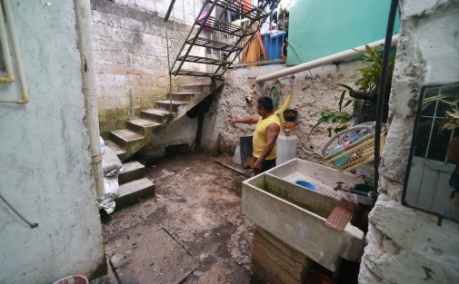 Colchones mojados, ropa, electrodomésticos y una barda afectada fueron los daños más graves tras las lluvias de ayer en la calle Juan Malpica de colonia Rubén Pabello. Los colonos dicen que ya habían reportado a las autoridades el mal funcionamiento del drenaje. 